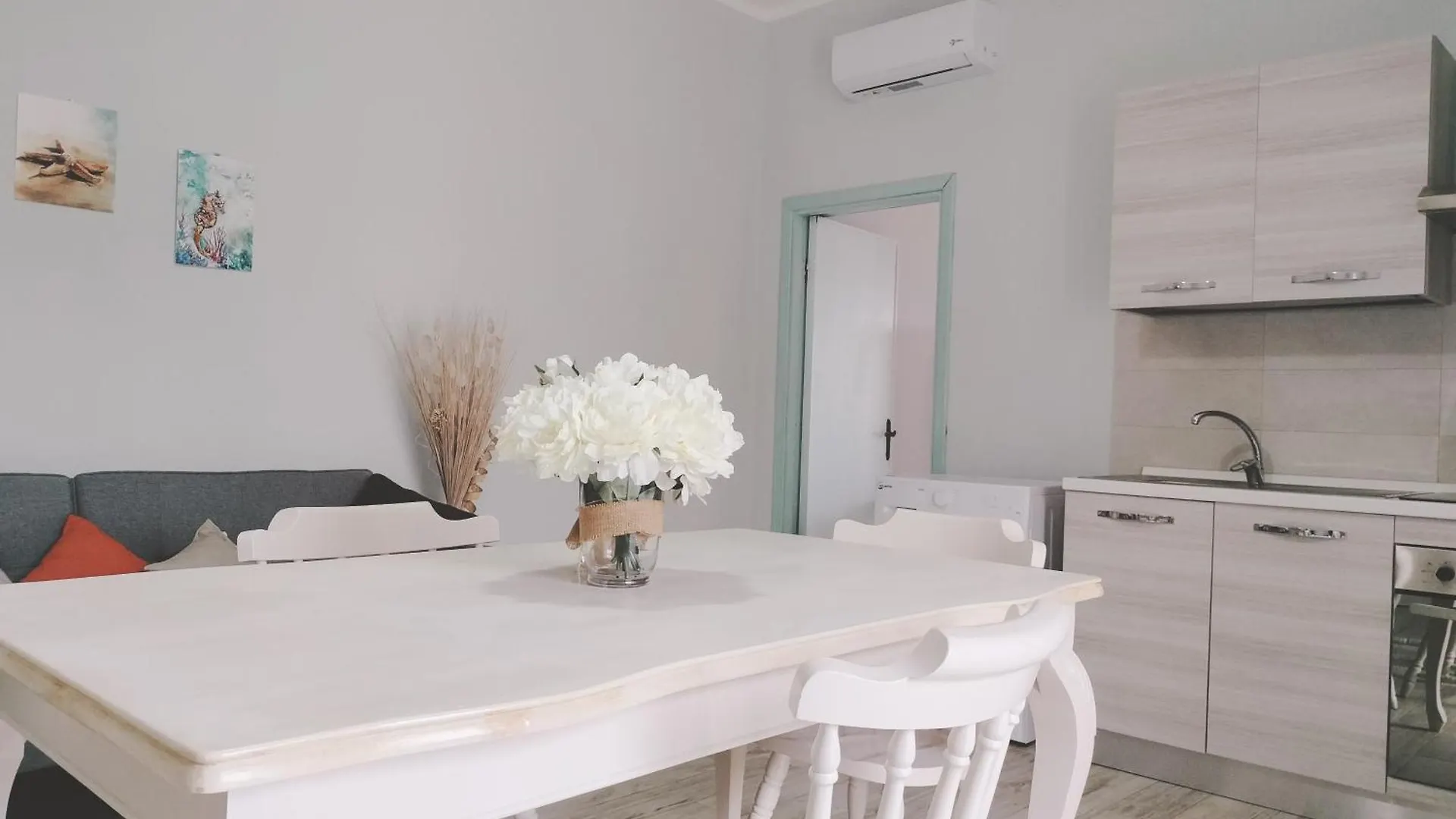 Domo Deledda Apartamento Posada  Itália