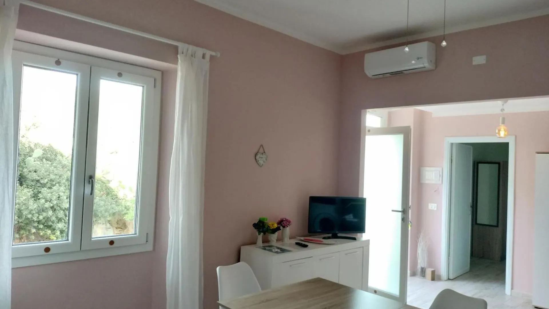 Domo Deledda Apartamento Posada  Itália